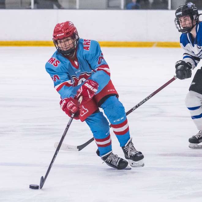 Arrowhead's Kelcey Gilbertson (20) collects the puck during the game against the Lakeshore Lightning at the Ozaukee Ice Center in Mequon on Wednesday, Nov. 29, 2023.