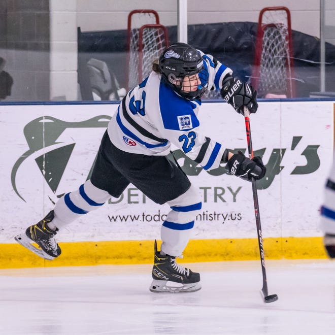 Lakeshore Lightning's Aalyiah Lathrop (23) makes a pass against Arrowhead at the Ozaukee Ice Center in Mequon on Wednesday, Nov. 29, 2023.