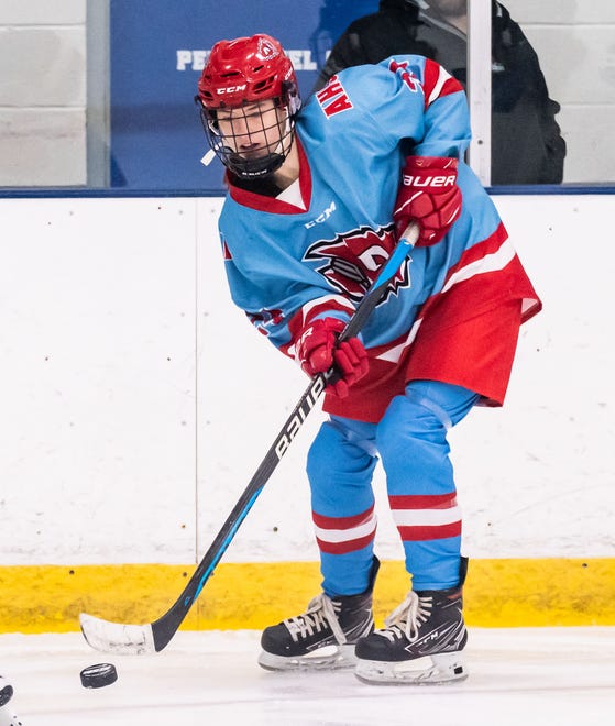 Arrowhead's Sydney Parsons (24) makes a pass against the Lakeshore Lightning at the Ozaukee Ice Center in Mequon on Wednesday, Nov. 29, 2023.