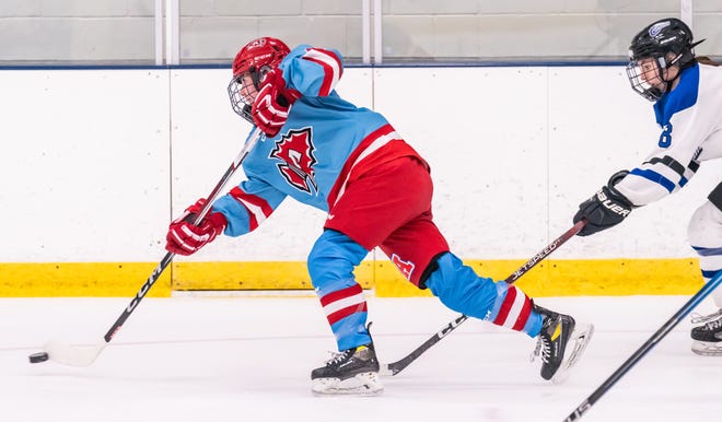 Arrowhead's Alexa Jarvis (8) makes a pass against the Lakeshore Lightning at the Ozaukee Ice Center in Mequon on Wednesday, Nov. 29, 2023.